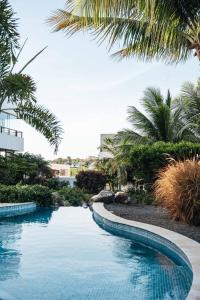 2BR LXRY Jansofat tropic oasis apt & pool内部或周边的泳池