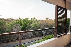 2BR LXRY Jansofat tropic oasis apt & pool的阳台或露台