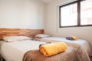 2BR LXRY Jansofat tropic oasis apt & pool客房内的一张或多张床位