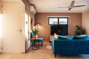 2BR LXRY Jansofat tropic oasis apt & pool的休息区