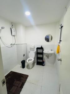 une salle de bains blanche avec toilettes et lavabo dans l'établissement Bangrak house 200 meters near BTS SaphanTaksin in city, à Chinatown