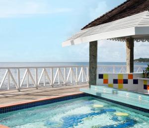Бассейн в Sandals Halcyon Beach All Inclusive - Couples Only или поблизости