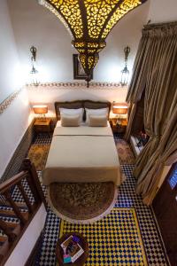 Postel nebo postele na pokoji v ubytování Riad Les Remparts De Fès