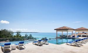 A piscina localizada em Sandals Royal Barbados All Inclusive - Couples Only ou nos arredores