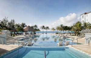 A piscina localizada em Sandals Royal Barbados All Inclusive - Couples Only ou nos arredores