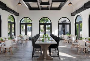 Um restaurante ou outro lugar para comer em Sandals Royal Barbados All Inclusive - Couples Only