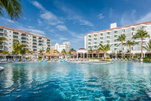 Bazén v ubytování Sandals Dunns River All Inclusive Couples Only nebo v jeho okolí