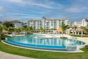 Bazén v ubytování Sandals Dunns River All Inclusive Couples Only nebo v jeho okolí