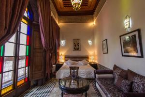 Postel nebo postele na pokoji v ubytování Riad Les Remparts De Fès