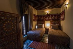 Postel nebo postele na pokoji v ubytování Riad Les Remparts De Fès