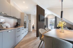 a kitchen and dining room with a table and chairs at Apartmenthaus Burkhardt - Doppelzimmer und Apartments in Meißen