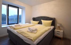 Una cama o camas en una habitación de Dünenwald meerseitig mit Balkon