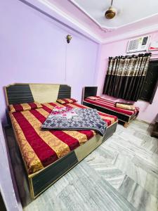 Postel nebo postele na pokoji v ubytování Hotel Hari Ganga - Harkipauri Road
