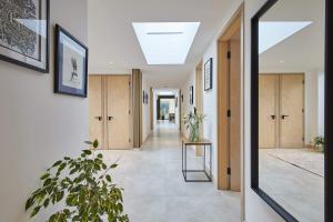 un couloir avec des portes en bois et une plante en pot dans l'établissement Sleeper Cottage - Sleeps 8, à Scarborough 103 autres photos
