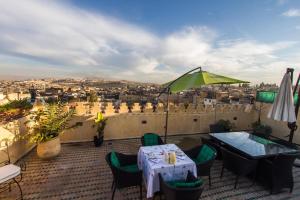 Balkón nebo terasa v ubytování Riad Les Remparts De Fès