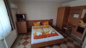 um quarto com uma cama com dois patos em Zöld Vendégház em Balatonfüred