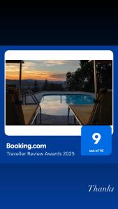 Maison Bellavista في Serra deʼ Conti: صورة شاشة لموقع به صورة مسبح