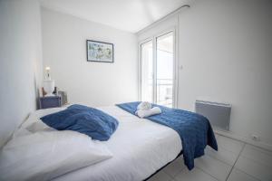 ラ・グランド・モットにあるNEW SANTORINI - INCROYABLE VUE SUR MER - WIFI - GARAGE TopProsConciergerieのテディベアのベッドがある寝室