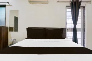 Giường trong phòng chung tại Hotel O Saideep Lodging