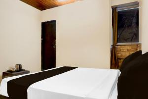 Giường trong phòng chung tại Hotel O Saideep Lodging