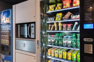un frigorifero pieno di diversi tipi di bevande di Ibis Budget Béziers Est La Giniesse a Béziers