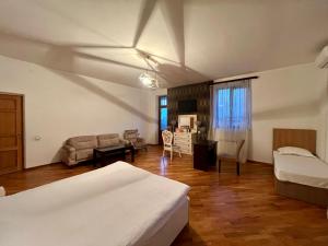 Giường trong phòng chung tại Family Hotel