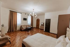 Giường trong phòng chung tại Family Hotel