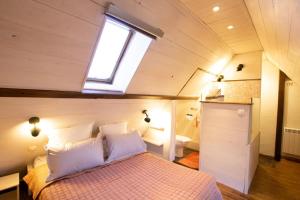 una camera da letto con un letto in una stanza con una finestra di La pomponnaise a Saint-Pompont