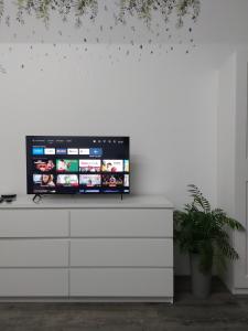 Μια τηλεόραση ή/και κέντρο ψυχαγωγίας στο Apartament JK 47 A z miejscem postojowym w garażu