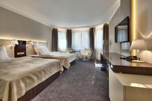 Rúm í herbergi á Prezident Luxury Spa & Wellness Hotel