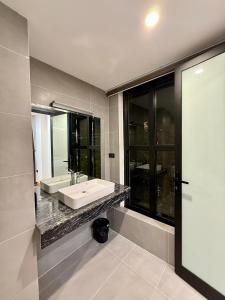 a bathroom with a white sink and a mirror at Bảo Ngọc Diamond Hotel 2 in Cao Bằng