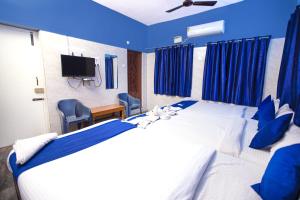 Doubleonestays Hotel客房内的一张或多张床位