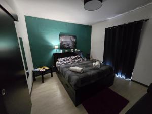 A bed or beds in a room at Virginia House 2