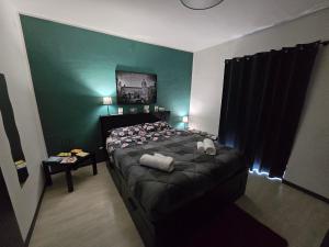 A bed or beds in a room at Virginia House 2