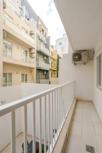 Μπαλκόνι ή βεράντα στο Modern apartment direct access to Sliema beaches