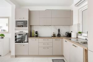 Kuchyň nebo kuchyňský kout v ubytování Modern apartment direct access to Sliema beaches