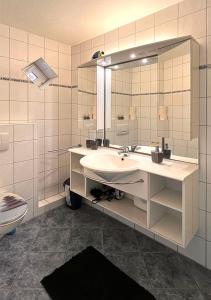 Koupelna v ubytování Ferienwohnung Deichbrise + 10 fotografií