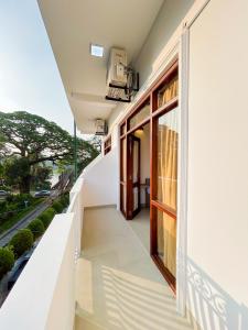 Balkón nebo terasa v ubytování The Kandy Havens