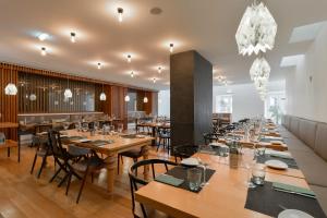 Un restaurante o sitio para comer en Inspira Liberdade Boutique Hotel