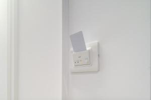 庞特卡格纳诺Shamika Luxury Rooms的白色门上的白色电源插座