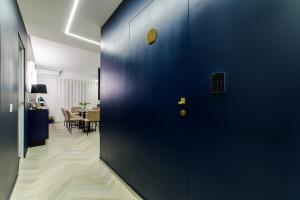庞特卡格纳诺Shamika Luxury Rooms的通往带桌子的用餐室的蓝色门