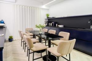 庞特卡格纳诺Shamika Luxury Rooms的一间用餐室,配有黑色的桌子和椅子 更多37张照片