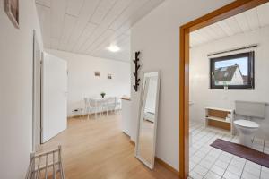 Ένα μπάνιο στο GÜNSTIGE Wohnungen für Monteure in Hanau City Smart TV, Wifi, Parking NEW