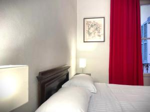 Una cama o camas en una habitación de Casa Milano - Apartments and Rooms - Vintage Vibes, balcony