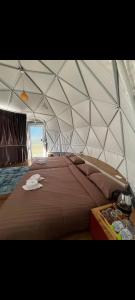 duży namiot z łóżkiem w obiekcie View X & Camper ที่พักเขาค้อเต็นท์โดมขนาดใหญ่ w mieście Phetchabun