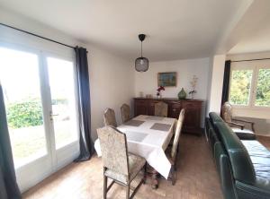 Posedenie v ubytovaní L'écrin de Pauline - Grande Maison au Calme à la Campagne + 5 fotografií