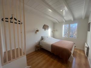 une chambre avec un lit dans une pièce avec une fenêtre dans l'établissement Grand Lodge, à Pierrevert
