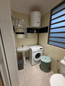 Appartement SOLEIL في كايان: حمام صغير مع غسالة ومغسلة