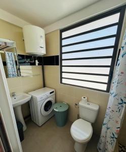 Appartement SOLEIL في كايان: حمام صغير مع مرحاض ومغسلة +3 صور