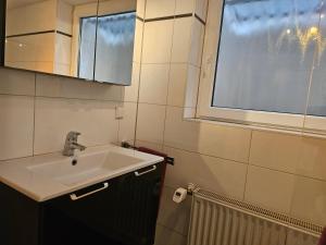 ein Badezimmer mit Waschbecken und Fenster in der Unterkunft Lounge 1 in Koblenz + 10 Fotos